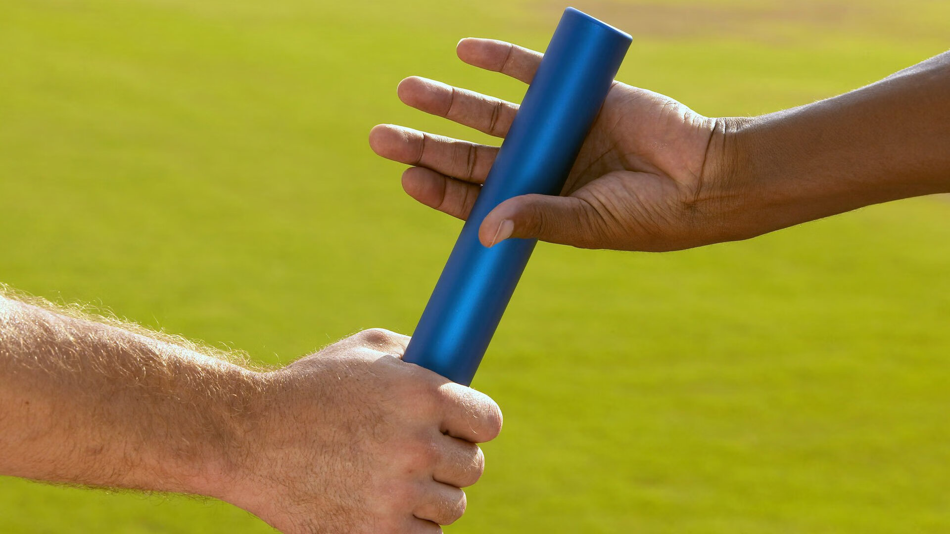 队内友谊赛激烈进行教练观察球员状态调整战术部署